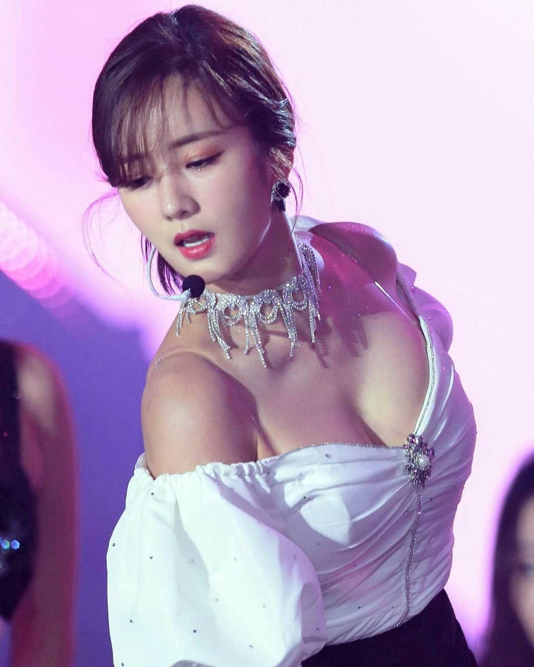 BX4DvTKV KPop APink Bomi Cleavage 01.jpg